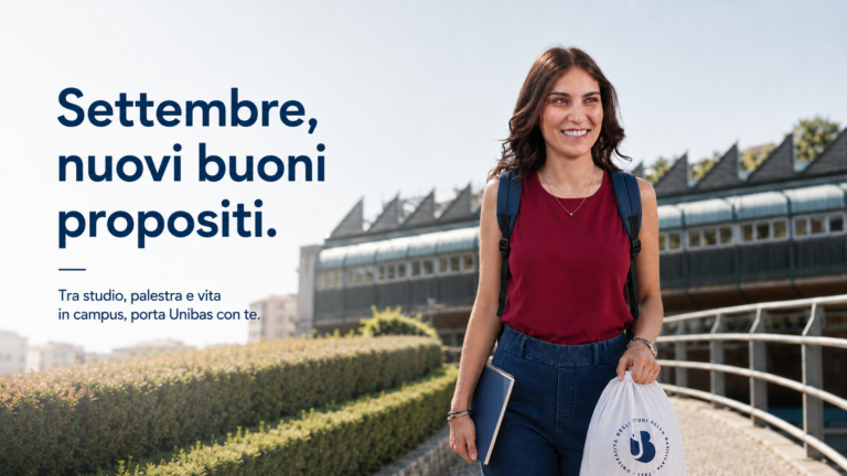 Studentessa nel campus Unibas con sacca e accessori Unibastore per il ritorno all’università a settembre.