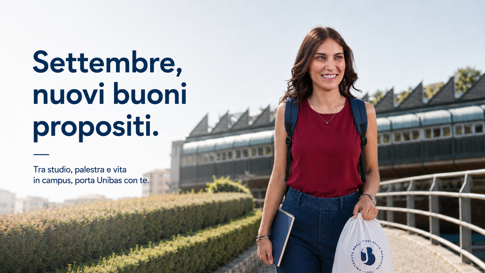 Studentessa nel campus Unibas con sacca e accessori Unibastore per il ritorno all’università a settembre.